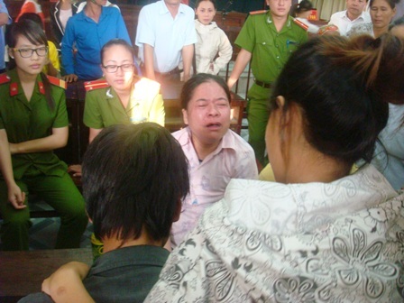 Hồng khóc ngất xin lỗi 2 con