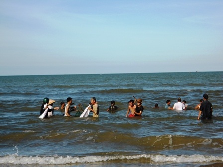 Thành quả sau một buổi ngụp lặn dưới nước và nhặt trên bãi biển