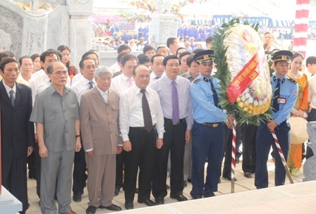 Các đồng chí lãnh đạo Đảng, Nhà nước đã dâng hương, đặt vòng hoa tại nhà tưởng niệm của 13 TNXP