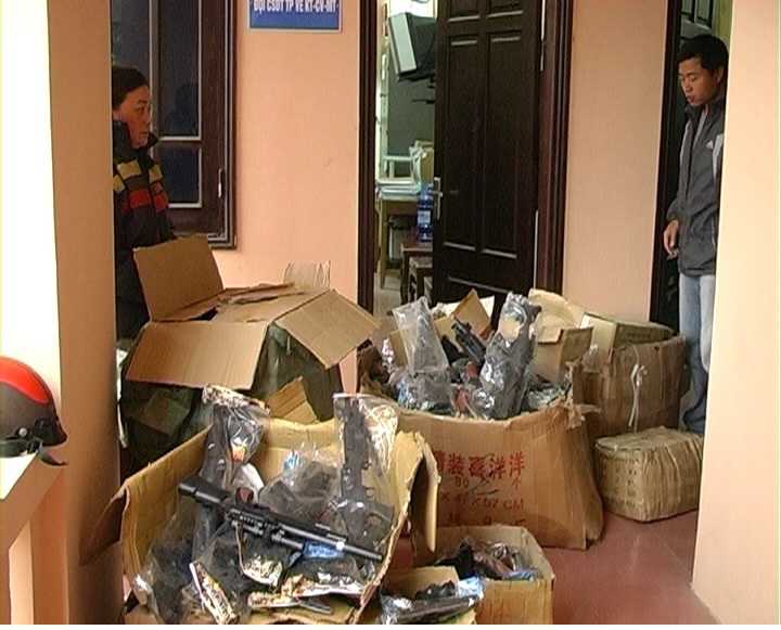 Tang vật gồm các đồ chơi nguy hiểm có xuất xứ từ Trung Quốc bị công an huyện Quỳnh Lưu thu giữ.