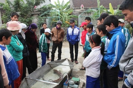 Rất đông người hiếu kỳ kéo đến xem con cá lạ