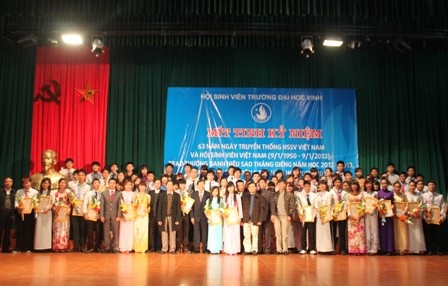 BCH Hội SV Trường ĐH Vinh trao thưởng cho SV Sao tháng Giêng