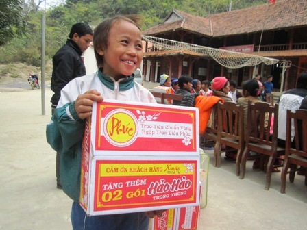 Những thùng mì tôm cũng được sẻ chia với các em học sinh Mường Típ.