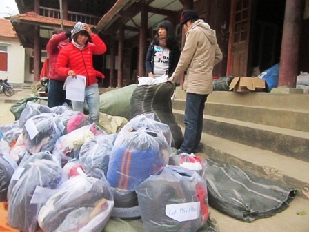 Những chiếc chăn, chiếc áo ấm được các bạn mang từ thành Vinh lên cho bà con Mường Típ.