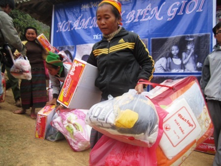 Trên tay những chiếc chăm ấm, quần áo ấm người dân Mường Típ Tết này đường như ấm hơn.