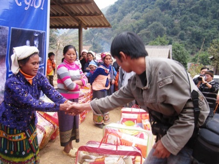 Những cái bắt tay đầm ấm giữa đoàn thiện nguyện và bà con dân bản.