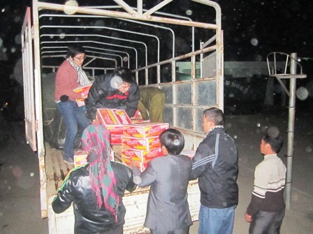 Bốc dở hàng giữa trời đêm.