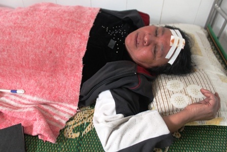 Bà Hồ Thị Bình bị thương đang nằm điều trị tại bệnh viện Đa khoa huyện Hưng Nguyên