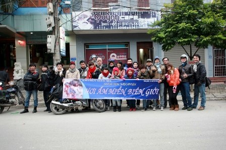 Bạn trẻ mang hơi ấm đến miền biên giới Việt – Lào - 7 Các bạn trẻ nhiệt huyết tạm biệt TP Vinh để lên đường...