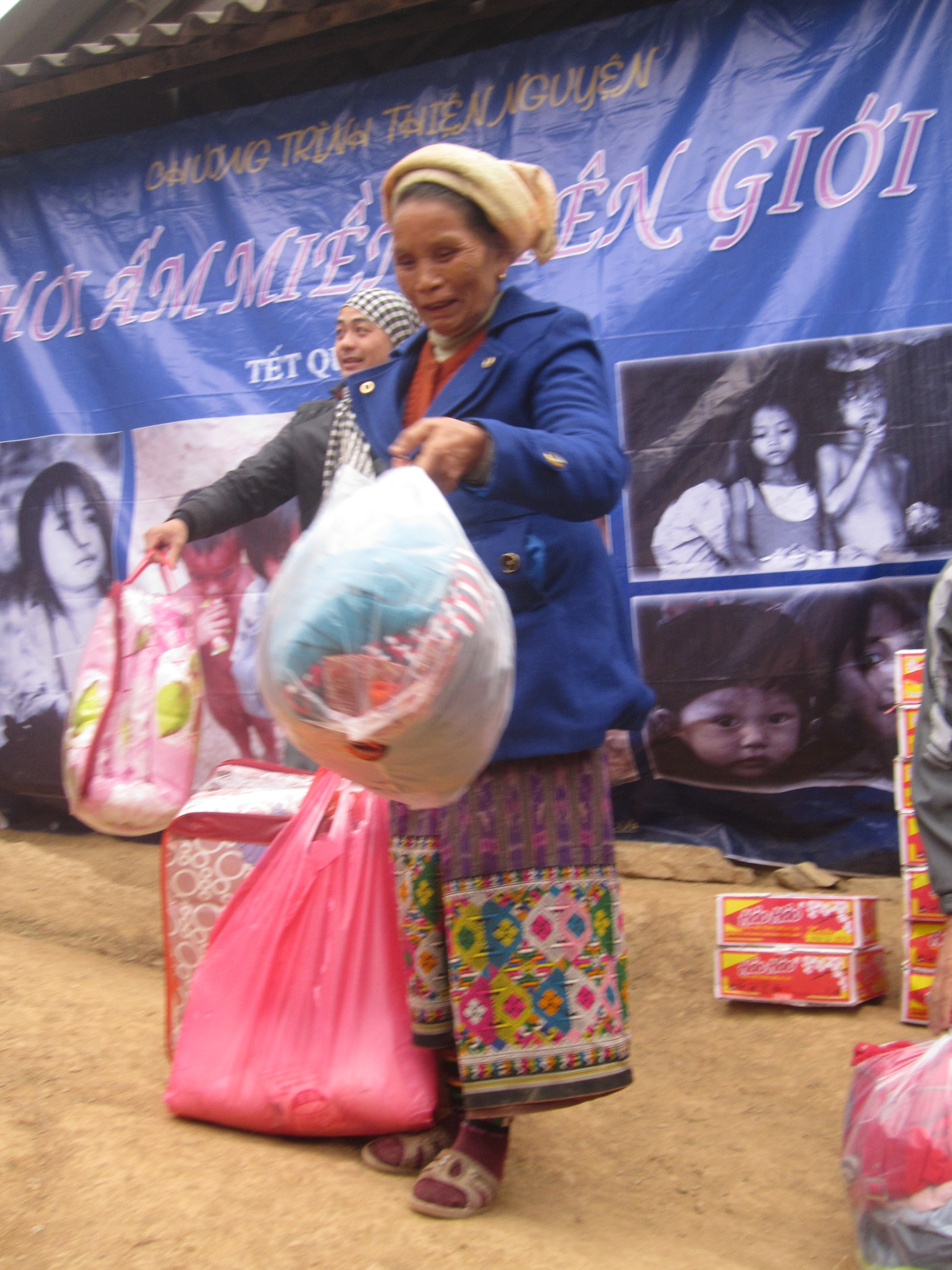 Từ trẻ em, đến người già đều được nhận những món quà ý nghĩa trong dịp Tết Quý Tỵ này.