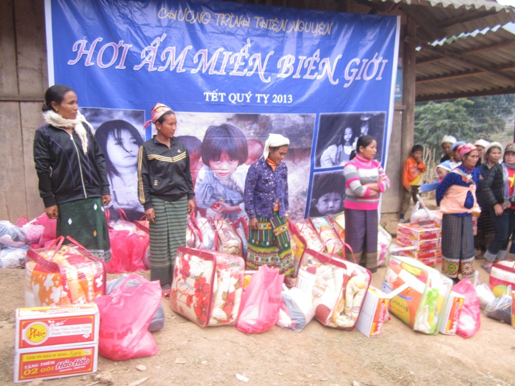 Những chiếc chăn ấm, những thùng mì tôm... đến với bà con bản làng nghèo Mường Típ.