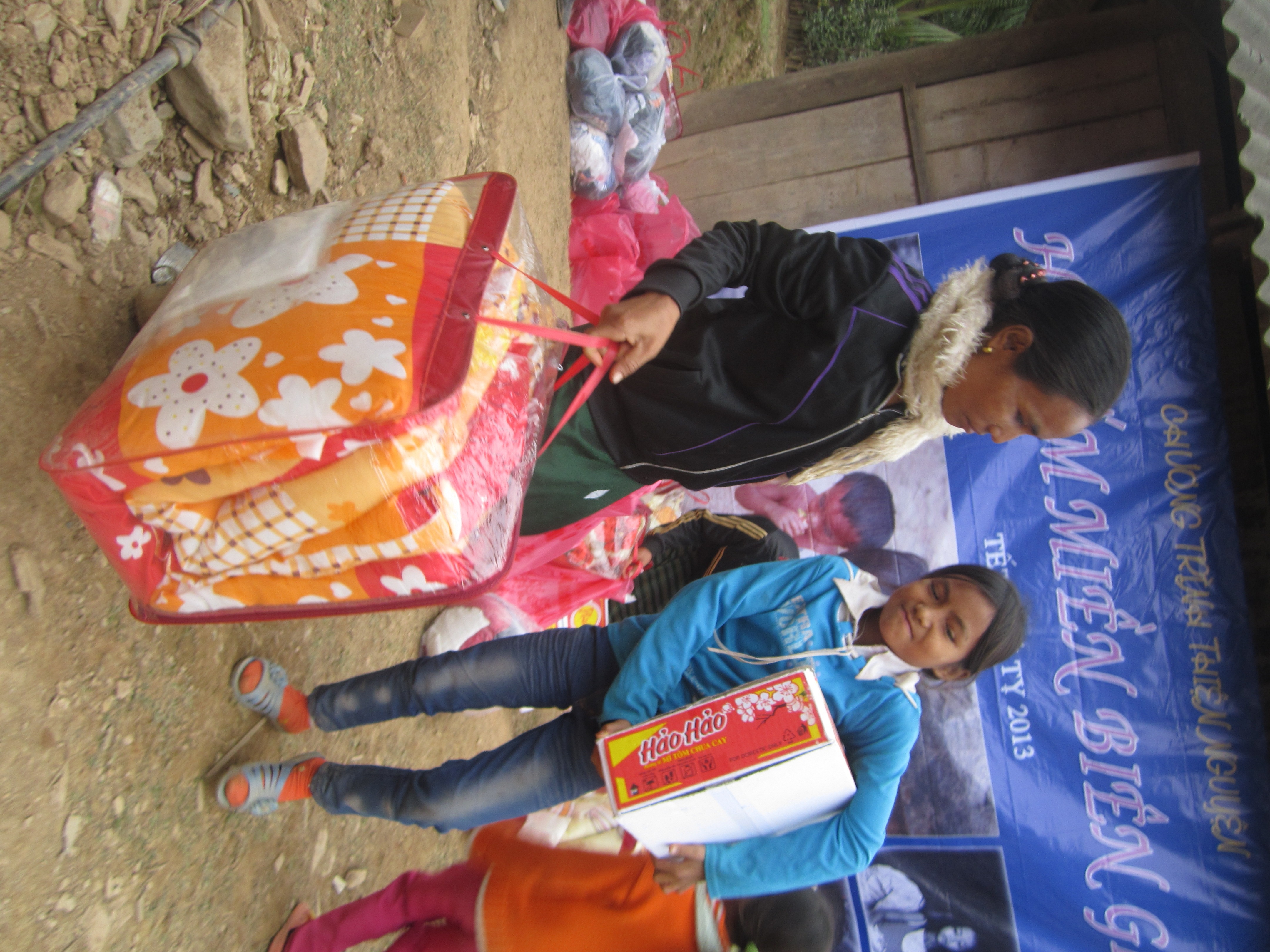 Từ trẻ em, đến người già đều được nhận những món quà ý nghĩa trong dịp Tết Quý Tỵ này.