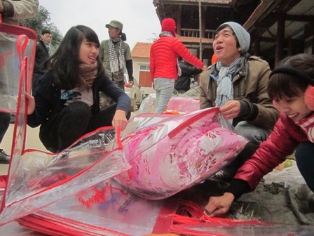 Mặc dầu vất vả, nhưng mang những chiếc chăn ấm đến với bà con nghèo xã Mường Típ ai cũng vui vẻ.