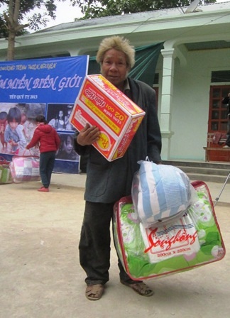 Từ trẻ em, đến người già đều được nhận những món quà ý nghĩa trong dịp Tết Quý Tỵ này.