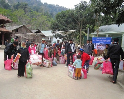 Những chiếc chăn ấm, những thùng mì tôm... đến với bà con bản làng nghèo Mường Típ.