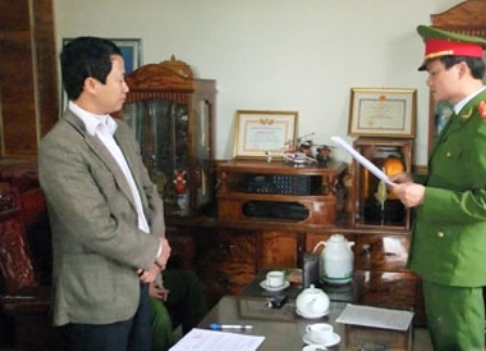 Cơ quan công an đọc lệnh bắt, khám xét nhà Nguyễn Quốc Tuấn (Ảnh: Báo Nghệ An)