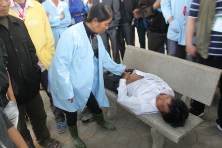 Nhiều người dân chứng kiến vụ việc bức xúc trước hành xử côn đồ của bảo vệ bệnh viện.