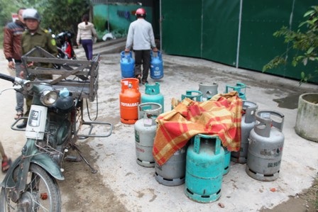 Các bình gas loại 12kg được sơ tán khỏi đám cháy