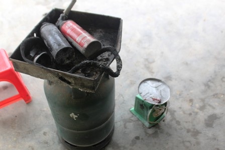 Cơ quan công an tạm giữ một số dụng cụ sang chiết gas để điều tra vụ hỏa hoạn