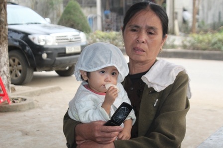 Bé Nguyễn Ánh Ngọc còn quá thơ dại chưa cảm nhận được nỗi đau mất bố