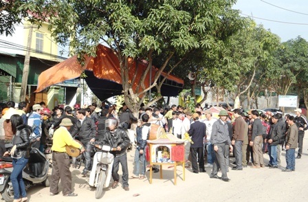  Đông đảo bạn bè, láng giềng đến đưa tang anh Hạnh. Mọi người đều bàng hoàng trước vụ việc