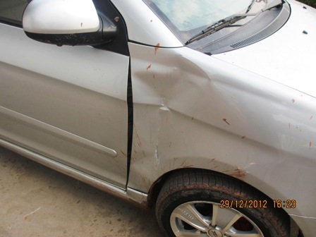 Đi ăn tất niên, bị phá hỏng ô tô - 1 Nhóm thanh niên phá hỏng chiếc ô tô của anh Đức