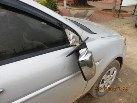 Đi ăn tất niên, bị phá hỏng ô tô - 2 Chiếc xe bị nhóm côn đồ đánh đập hư hỏng...