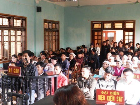 Đông đảo người dân theo dõi phiên tòa xét xử sáng ngày 24/1.