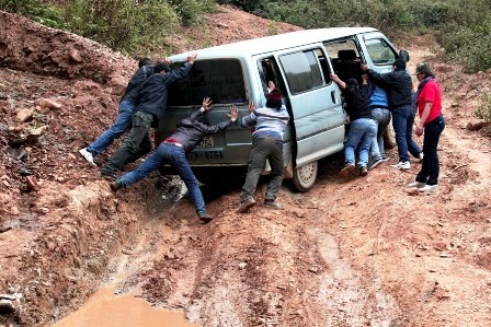 Bạn trẻ mang hơi ấm đến miền biên giới Việt – Lào - 1 Cung đường vào Mường Típ - xe của đoàn chúng tôi gặp rất nhiều khó khăn.