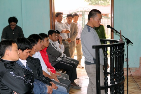 8 bị cáo tại phiên xét hỏi vào buổi chiều ngày 24/1/2013 tại TAND huyện miền núi Con Cuông.