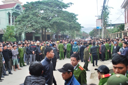 Người dân kéo nhau mang di ảnh anh Ái đi dọc đường phản đối. 