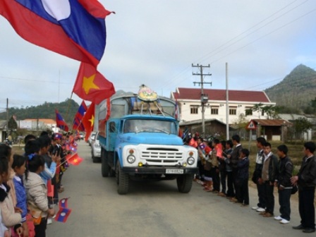 Bà con các bộ tộc Lào tiễn đưa các liệt sĩ, quân tình nguyện Việt Nam về với đất mẹ