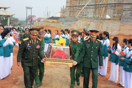 Bà con các bộ tộc Lào tiễn đưa các liệt sĩ, quân tình nguyện Việt Nam về với đất mẹ
