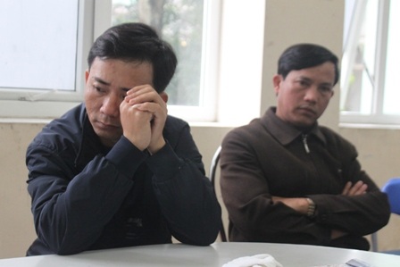  Bố cháu Linh (bên trái) và người nhà bàng hoàng trước sự việc (Ảnh: Doãn Hòa)