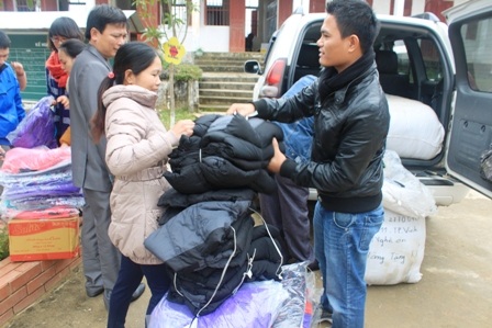 Du học sinh mang áo ấm cho học trò vùng cao đón Tết