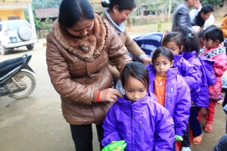 Cậu bé người Thái thích thú với bộ áo ấm mới