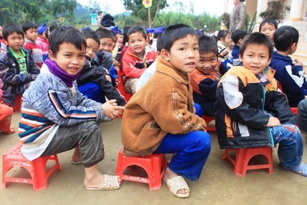 Các em học sinh tại điểm lẻ Na Lạnh, xã Diên Lãm, Quỳ Châu (Nghệ An) co ro trong giá lạnh