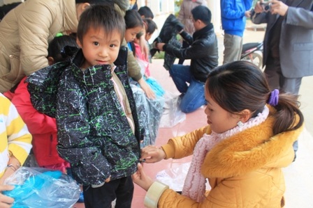 Cậu bé người Thái thích thú với bộ áo ấm mới