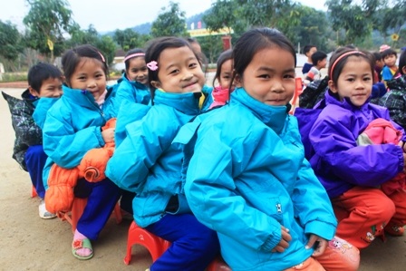 Các em học sinh xúng xính trong bộ áo mới chuẩn bị đón Tết