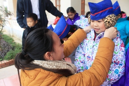 Cậu bé người Thái thích thú với bộ áo ấm mới