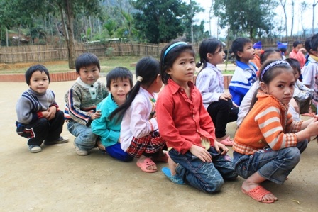 Các em học sinh tại điểm lẻ Na Lạnh, xã Diên Lãm, Quỳ Châu (Nghệ An) co ro trong giá lạnh