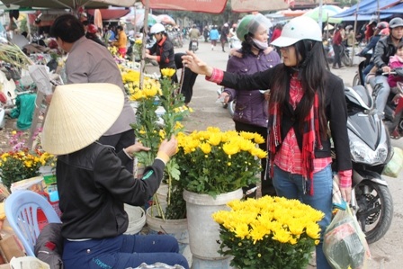 Người dân TP Vinh hối hả mua đồ lễ cúng ông Công, ông Táo