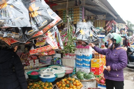 Ngoài cá chép thì các mặt hàng đồ cúng đi kèm cũng hút khách
