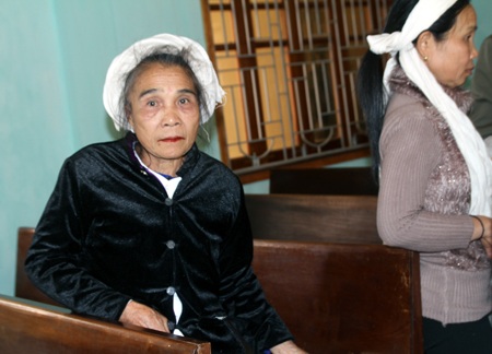 Mẹ của nạn nhân trong vụ lật xe gỗ.