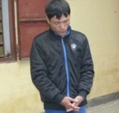 “Tuồn” ma túy vào bệnh viện cho bệnh nhân là con nghiện - 1 Đối tượng Tuấn tại cơ quan điều tra (Ảnh: báo HT)