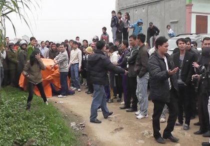 Hằng trăm người dân kéo đến xem vụ việc