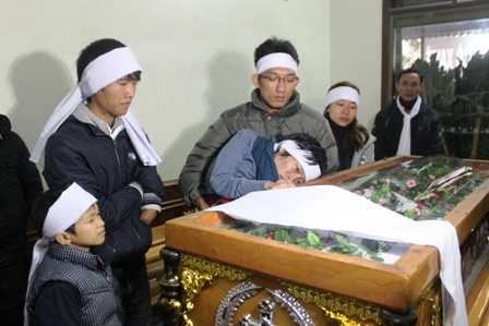 Chị Nguyễn Thị Vân bên linh cữu của anh trai