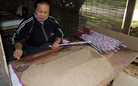 Chị Trần Thị Châu có ngót 20 năm làm nghề hương trầm.