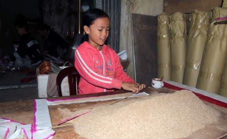 Trẻ em nơi đây cũng thành thạo với nghề làm hương trầm