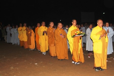 Chư tăng cử hành nghi lễ rước đăng 